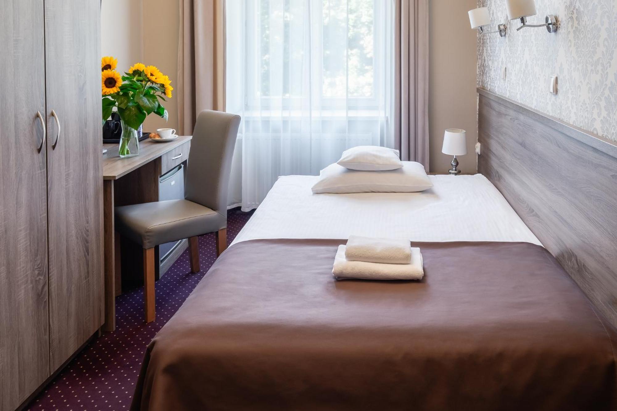 Hotel Maximum Krasków Eksteriør bilde